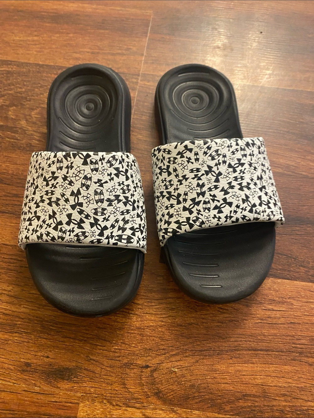 Kids Black under Armour Slide Sandals with White Patterned Strap. Size 2
